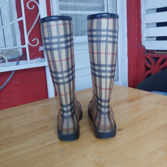 Burberry classic checked Rain Boots. - Picture 2 of 8